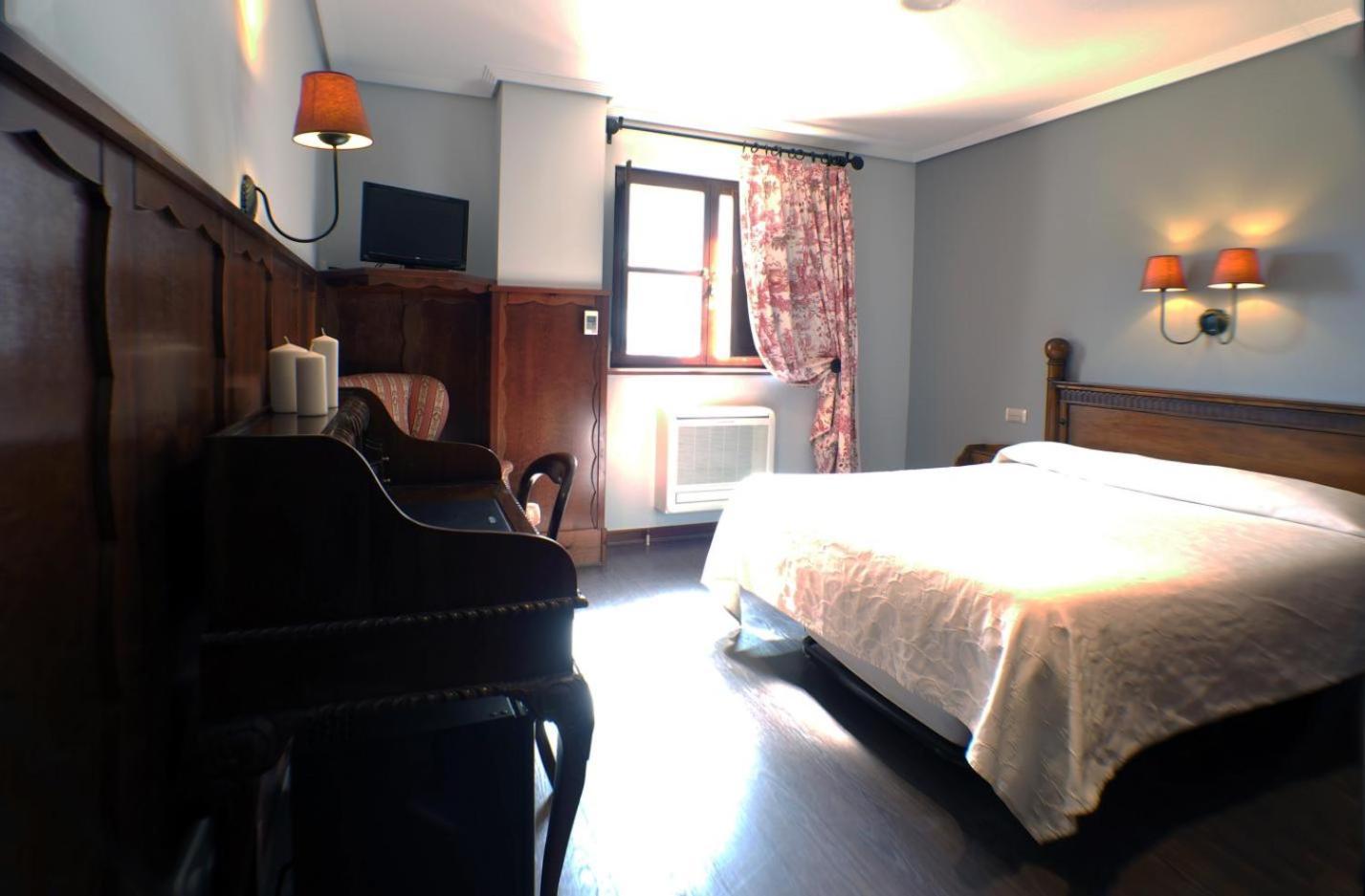 Hotel קומיאס מראה חיצוני תמונה